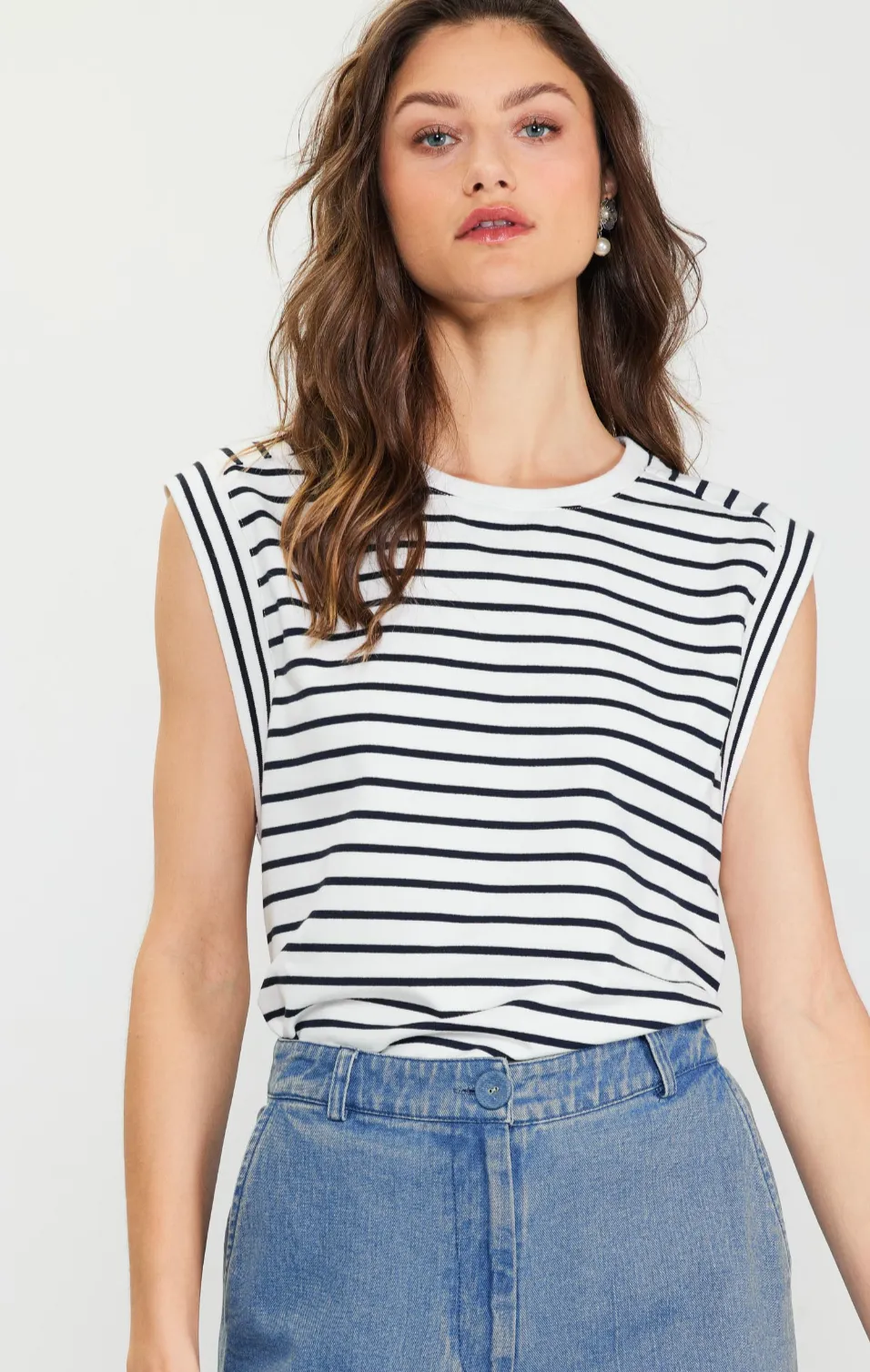 Leila Striped Sleeveless Top in White/Navy